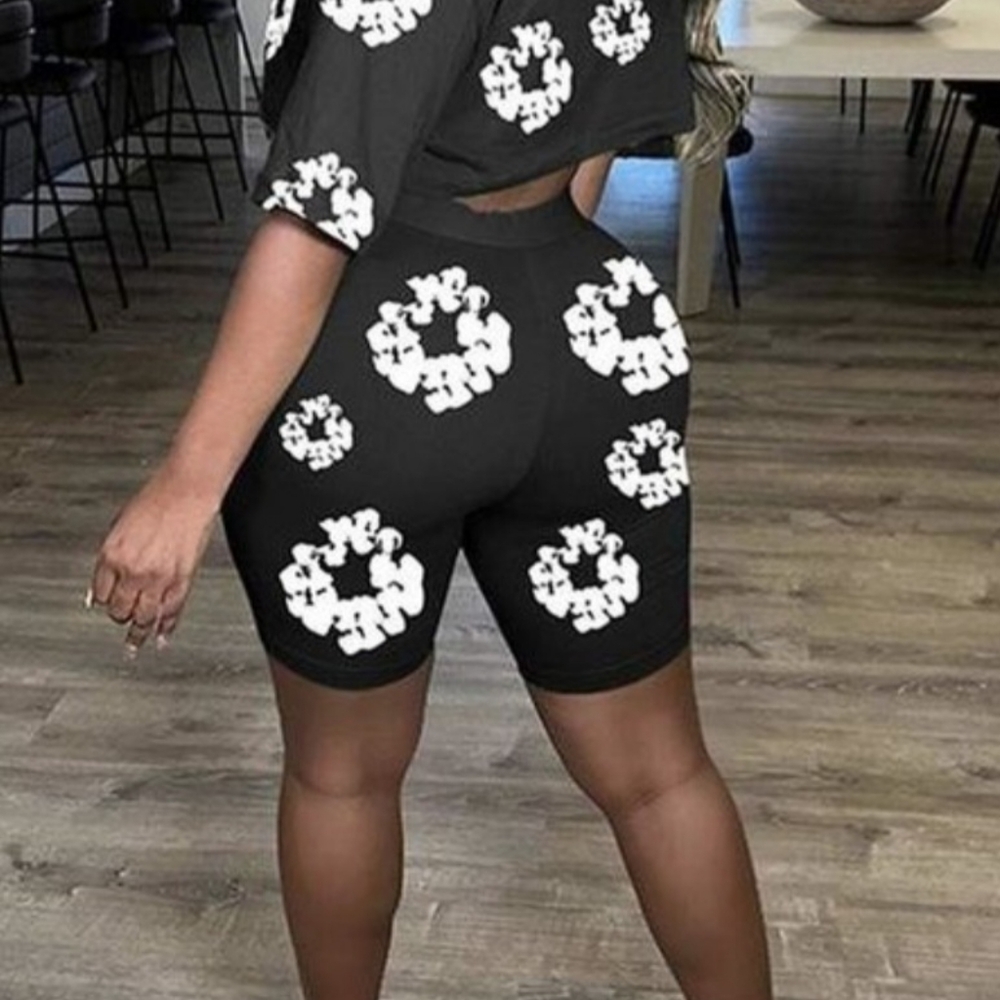 2 pièce blk short set with white flowers